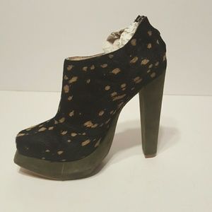 Plomo Valentina. Black dirty pony with green platf